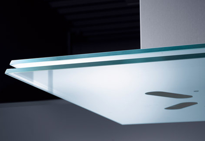 12 Ocaso Rostfritt stål Materialkombinationen av elegant glänsande rostfritt stål och svart glas samt den rörelsesensorstyrda ljusaktiviteten från LEDeffektbelysningen, ger Ocaso sin speciella