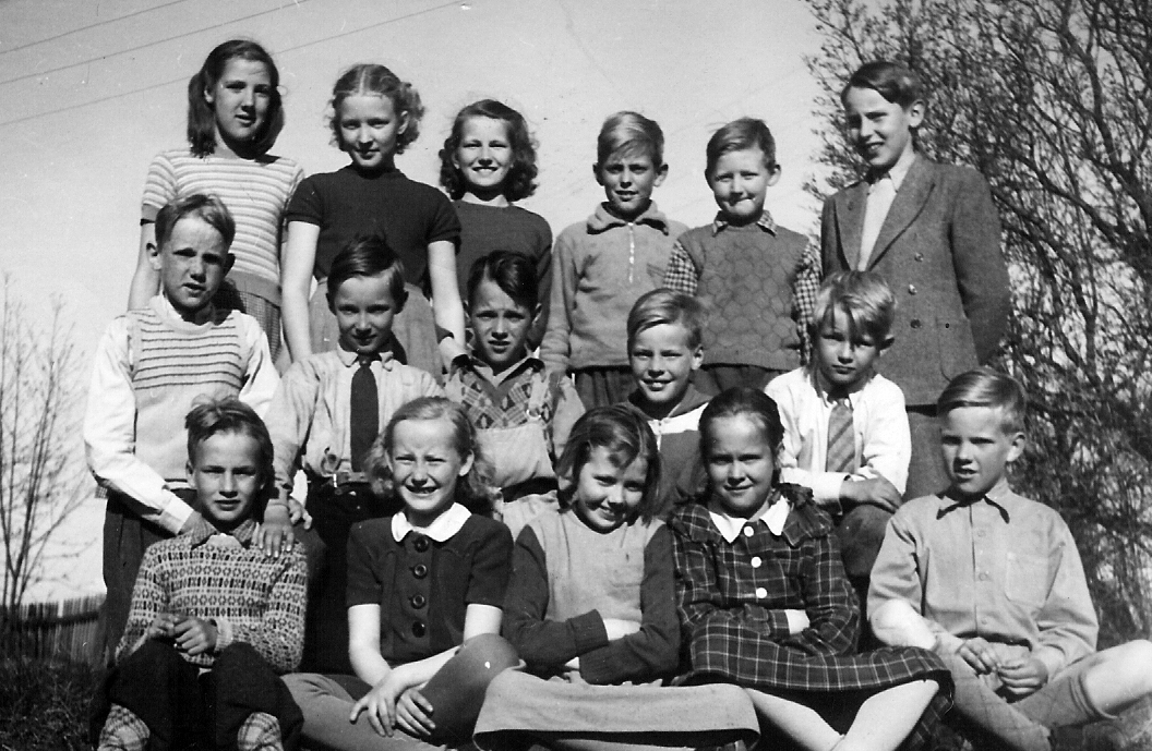 Berga Skola 1949, klass 3-6 (fotot taget på Stav) Övre raden: Maj Karlsson, Birgitta Olsson, Margareta Hjalmarsson, Åke Bohlin, Leif Eriksson, Lasse Olsson Mellanraden: Ingemar Holmberg, Hasse