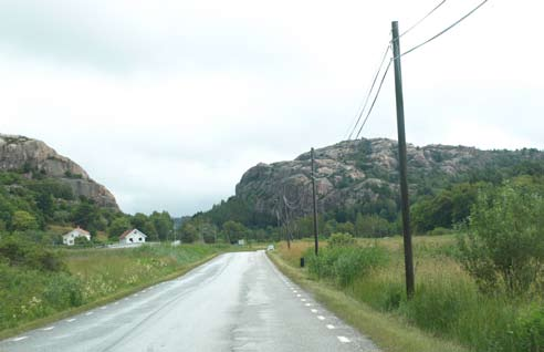 Känslighet I de yttre delarna mycket känsligt för ombyggnader som bryter vägens skala och samband med omgivande landskap. Material och linjeföring är en viktig del av landskapets karaktär.