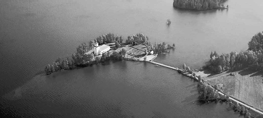 Fig. 6. Vårviks kyrka byggdes 1843 46 på den lilla Kyrkön i sjön Västra Silen i norra Dalsland. Den ersatte en troligen medeltida träkyrka, om eller nybyggd vid 1600 talets mitt.