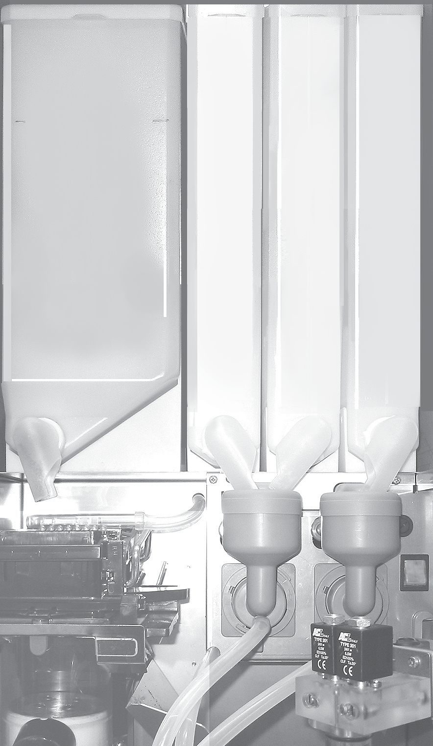 3. Översikt av komponenterna, blandarsystem Excellence COFFEE ---------------- ----------- ----------- Koncentratrör Blandarskålar Koncentratbehållare Koncentratbehållare Koncentratbehållare