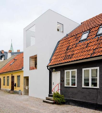 Husens möte med gatan kan utformas på olika sätt. T ex med en förgård som begränsas med en tydlig makering av staket, mur eller häck. Tillsammans med fasaden är de en del av gatans offentliga rum.