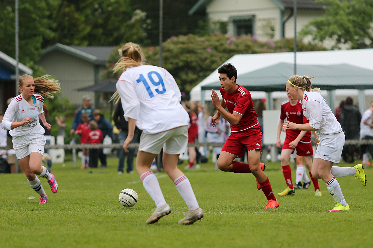 Foto: Carl-Martin Glos 9-manna lagen 12-13 år 9-manna lagen tränar 2-3 gånger + match/vecka. Toppning på matcher förekommer ej. Dock kan träningsnärvaro påverka speltid. 2-4 cuper/år.