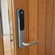Låsning av dörr, port och lucka Dörr, port och lucka ska vara låsta med en godkänd låsenhet bestående av godkänd låskista, låscylindrar/tillhållarpaket och slutbleck.