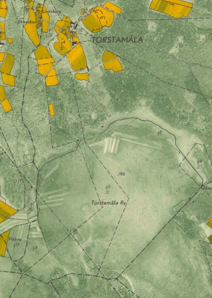 Torstamåla by på 1819 års karta, samt ekonomiska kartan från ca 1940, som visar utbredningen av mossen och stråk där torv plockats upp. Från lantmäteriets historiska kartor.
