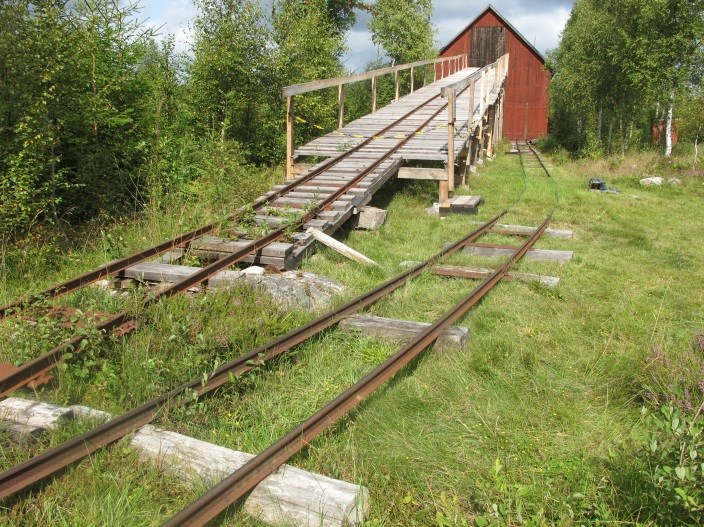 Maskinhuset. Den lilla järnvägen ut på mossen, med 600 mm bredd.
