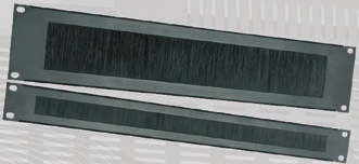 TÄKPLÅTR, VENTILTIONSPLÅTR, KELGENOMFÖRÖRING/DMMSKYDD Täckplåtar Svarta pulverlackade täckplåtar i olika utförande för att täcka upp mellan 19 utrustning Täckplåtar 1,5 mm.