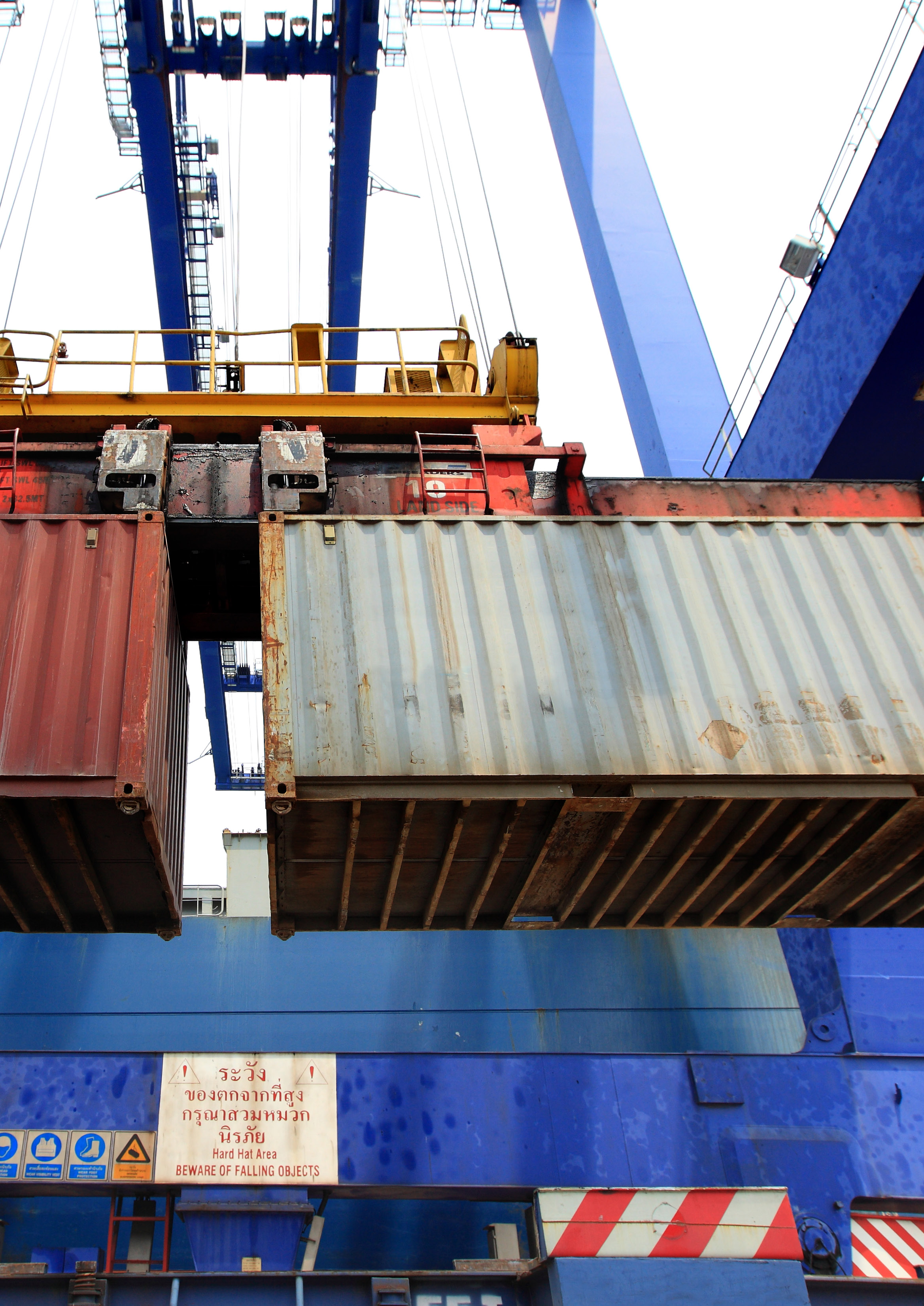 KONTRAKTSVILLKOR EXEMPLET ROTTERDAMS HAMN Från Rotterdams hamn transporteras de flesta containers vidare med lastbil in i landet. Transporterna medför trafikstockningar och försämrad luftkvalitet.
