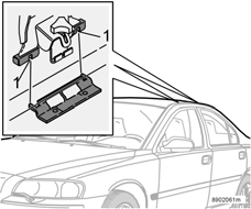 Start och körning Last på taket Kontrollera att kroken sitter ordentligt fast i takfästet. Dra åt rattarna växelvis tills det tar ordentligt emot. Fäll ned täckkåpan.