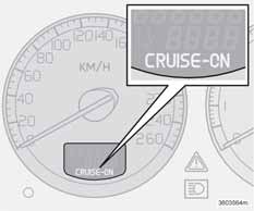 Konstantfarthållare (tillval) Inkoppling Konstantfarthållarens reglage sitter till vänster i ratten. Inställning av önskad hastighet: Tryck på CRUISEknappen. CRUISE visas i kombinationsinstrumentet.