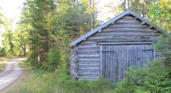 Brudberget strax nordost om byn är förknippat med en sägen om en brud som blev nedkastad från berget av rövare så att hon dog på sin