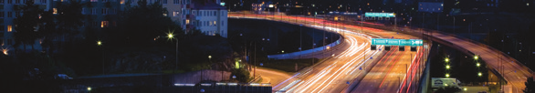 Tung trafik lotsas genom den i övrigt avstängda leden När Essingeleden är stängd omleds all trafik på alternativt vägnät med undantag för tung trafik och farligt gods som lotsas genom det avstängda