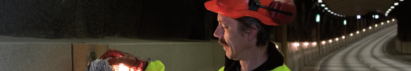 Vem är vem på arbetsplatsen? Vit hjälm Arbetsledare/beställare från Trafikverket eller dess representant. Blå hjälm Besökare.