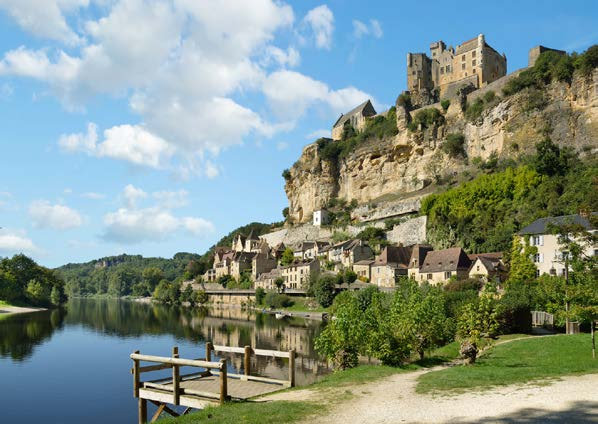 FRANKRIKE DORDOGNE- DALEN Kring den lilla staden Souillac går denna vandring som låter er uppleva det fantastiska landskapet, traktens specialiteter som gåslever och valnötter och alla de rara byarna