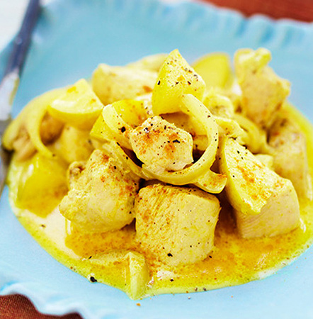Recept 3 40 minuter Gul currykyckling med äpple Bra att ha hemma: salt, svartpeppar, olivolja, standardmjölk och curry Råris Kycklingfilé Gul lök Curry Äpple, tärnat Matlagningsgrädde Vatten