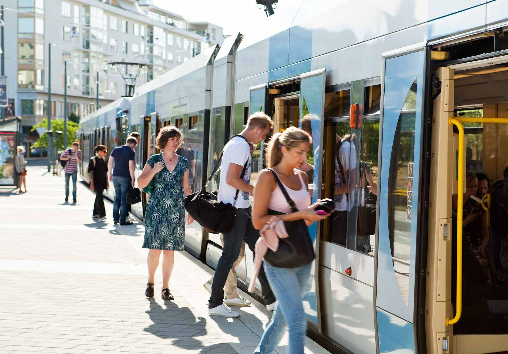 Till och från Råsunda är det alltid enkelt att tasig Tunnelbana, pendeltåg, tvärbana, buss Hösten 2013 invigs tvärbanans nya station precis framför det nya kontorshuset och direkt i anslutning till