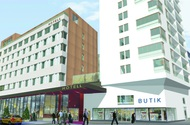 Byggtekniskt antal huskroppar 1st Antal våningar 3st Bruttoarea 7500m2 Byggnadsarea 2500m2 Bruttovolym 31500m3 Nybyggnad av hotell, affärshus, kontor & bostäder i Luleå kv Hunden Här har vi