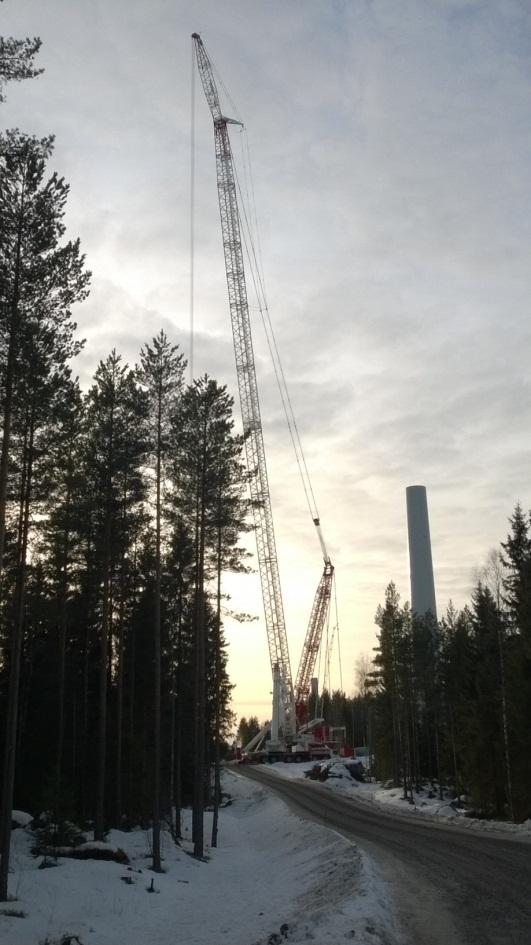 MILJÖKONSEKVENSBESKRIVNING 84 / 234 Figur 46. Lyftkran som används för att resa ett kraftverk. Jouni Laitinen. 9.5.