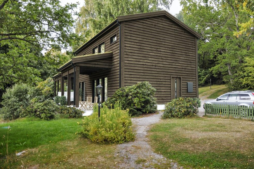 Parhus Huvudbyggnaderna ska utformas sammanhållet och enhetligt. Det innebär att material, färger och former ska samspela i en genomtänkt helhet för samtliga byggnader på tomten.