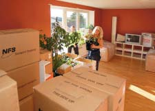 ÅRSREDOVISNING 2004 20 Nya hyresgäster flyttar in i Stockholmshems nya hus i Mariehäll. PELLE BJÖRKLUND, VD Stockholmshems affärsidé är att äga och hyra ut bostäder i Stockholm.