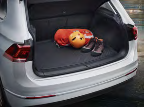 16 17 16 Volkswagen Original säkerhetsnät skyddar passagerarna från föremål i bagageutrymmet vid kraftig inbromsning. Säkerhetsnätet löper mellan innertaket och de bakre ryggstöden.
