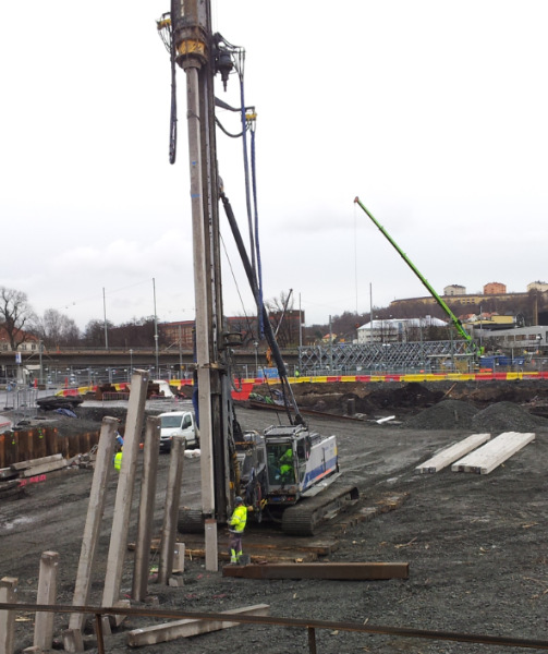 2016-12-12 Fiktivt praktikfall Installera betongpålar med normal pålkran - Grundförhållanden 0,5 m torrskorpelera och därunder Göteborgslera med odränerad skjuvhållfasthet 12 kpa ned till 5 m djup