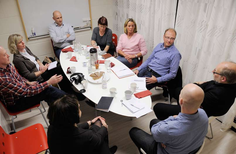 Tryggheten finns bara när någon vill betala för det som produceras Runt bordet bl a Helen Pettersson, Andreas Krona, Helena Stålhammar, Helena Bouveng, Johan Enberg, Stefan Atterfall och Jonas