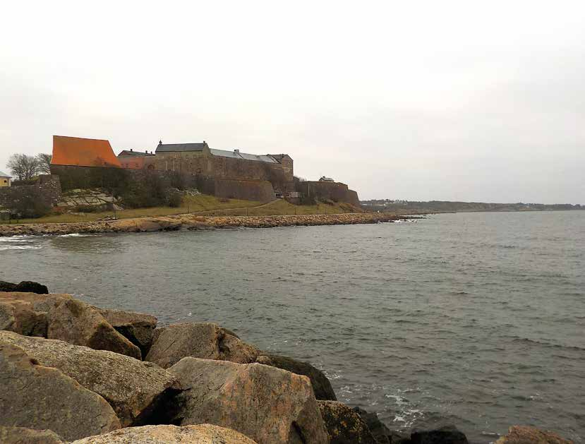 Vid foten av fästningen 9 Figur 4. Varbergs fästning. Foto taget mot sydost från den befintliga vågbrytaren. Foto Staffan von Arbin, Bohusläns museum.