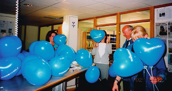 Ett inslag i TCO: s kontinuerliga jämställdhetsarbete var kampanjen Jobb Hjärta Familj 2002. Budskapet spreds bland annat med TCO-blå ballonger.