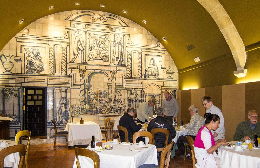 Vid entrén till Parador Trujillo.