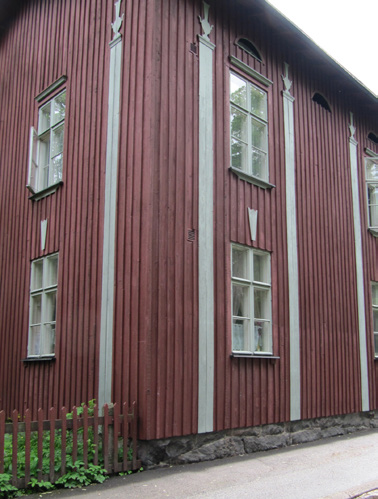Exempel på färgsättning där ljusa nyanser av fasadfärgens komplementfärger används i detaljer. Vitgröna detaljer på röda hus.
