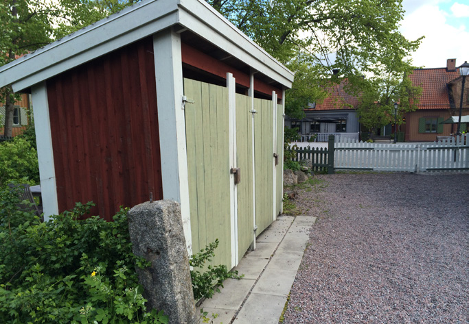 Förråd, carportar, plank och staket Förråd och carportar Traditionellt, inom äldre arkitektur används ofta de dyraste och finaste pigmenten och färgerna till bostadshusen eller huvudbyggnaderna,