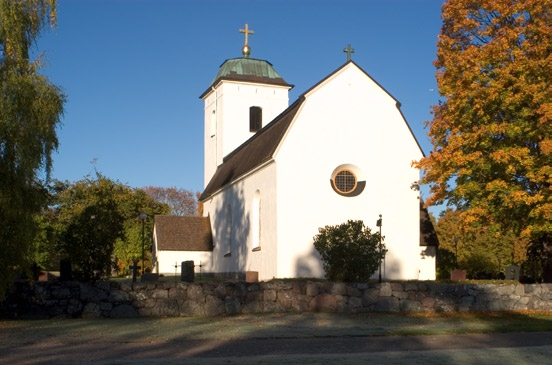 eds kyrka 5 sakristia i norr. 1955 56 uppfördes ett nytt vapenhus i söder. Det nya vapenhuset placerades i samma läge som det medeltida tidigare haft.