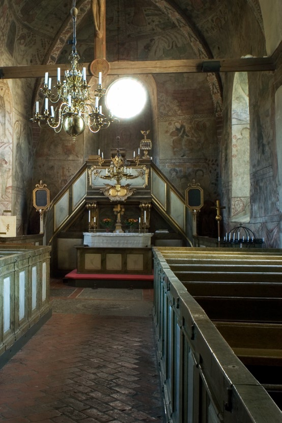 eds kyrka 7 Kyrkorummet mot väster och orgelläktaren. Orgelläktaren uppfördes redan under 1700-talet.
