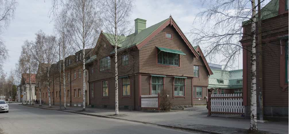 7(11) Den större, vinklade träbyggnaden flyttades från Harsprånget 1930 och byggdes om och till på 1940-talet.