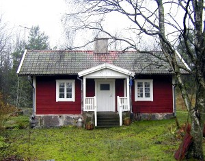 Söder om denna väg ligger ett gammalt hus, torpet Granhammar, intill finns ett brandskadat uthus och norr om vägen en modern villa. Granhammar omnämns i HFL under hela perioden 1690-1895.