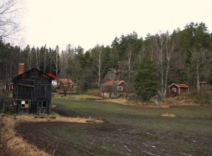 Elinslund på 1980-talet Elinslund på 2010-talet, till vänster den 20 m långa torkladan.