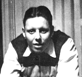 Flyghaverier i Hårsfjärden Erland Österberg i unga år. Han var född 1922 i Lossa, Uppland och avled 2011 i Östersund. Västerhaningebo under många år bl.a. som verkmästare på Håga Verkstad men avslutade sin karriär som yrkeslärare i Östersund.