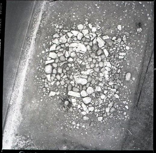 Undersökningen Med anledning av väggbygge vid Stora Bjärs i Stenkyrka socken undersöktes 1972 fornlämning; 47:1. Fornlämningen ligger drygt en meter ÖSÖ från landsvägen (se bild 1).
