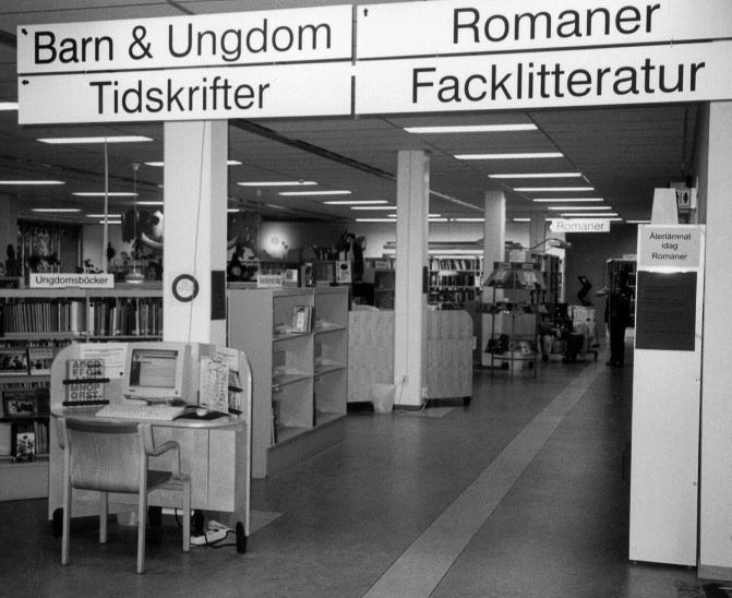 symmetrisk uppbyggnad kan det finnas skäl att ange var i systemet man befinner sig - t ex i form av väderstreck, eller riktning till närmaste trapphus. Placering 1,4-1,6 m ö.g. Textstorlek 25-40 mm, visuell och taktil.