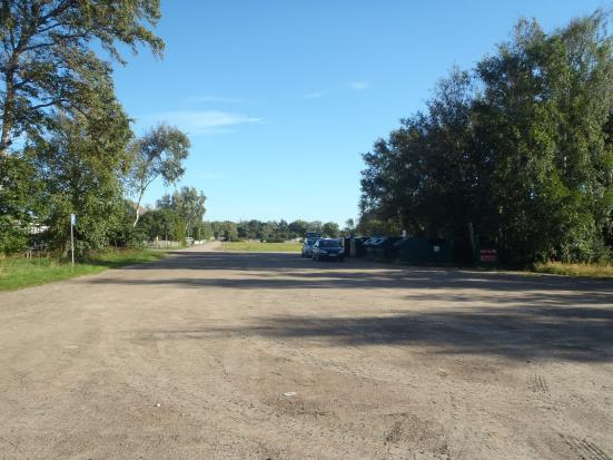 GRÖNOMRÅDE 23 Fastighet(er): Åmot 1:100, söder om Rombergs väg, väster om Kustvägen, nära stranden. Storlek: ca. 0,3 hektar. Bebyggelse möjlig, om vissa åtgärder vidtas.