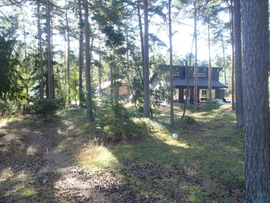 GRÖNOMRÅDE 30 Fastighet(er): Åmot 1:79, 1:98, 1:141 och 1:142, öster om Gränsvägen, norr om Rombergs väg, väster om E6. Storlek: ca. 1,6 hektar. Begränsad bebyggelse möjlig, om vissa åtgärder vidtas.