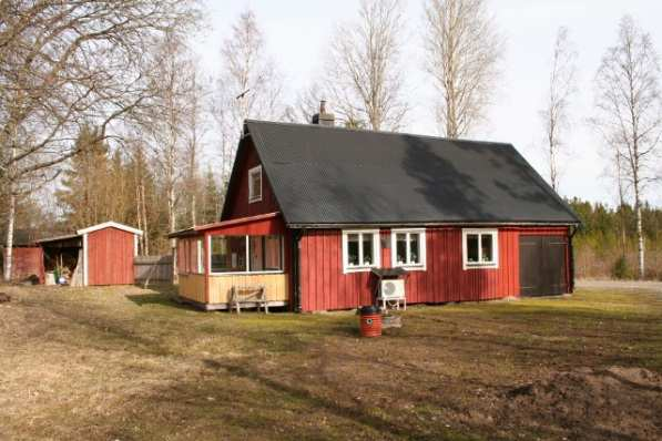 Jaktstuga/verkstad/garage Hus F.d. ekonomibyggnad ombyggd till bostad/garage/verkstadsbyggnad. Bostadsdel i 1 plan om 2 rum och kök, fortlöpande renoverat.