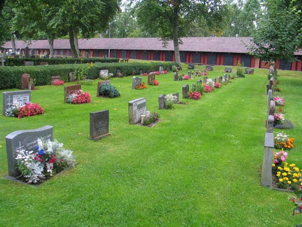 Kulturhistorisk bedömning Kvarter E och F har en utformning, linjegravsområde omgivet av köpta gravplatser, som var vanlig på våra kyrkogårdar från slutet av 1800-talet till 1930-talet.