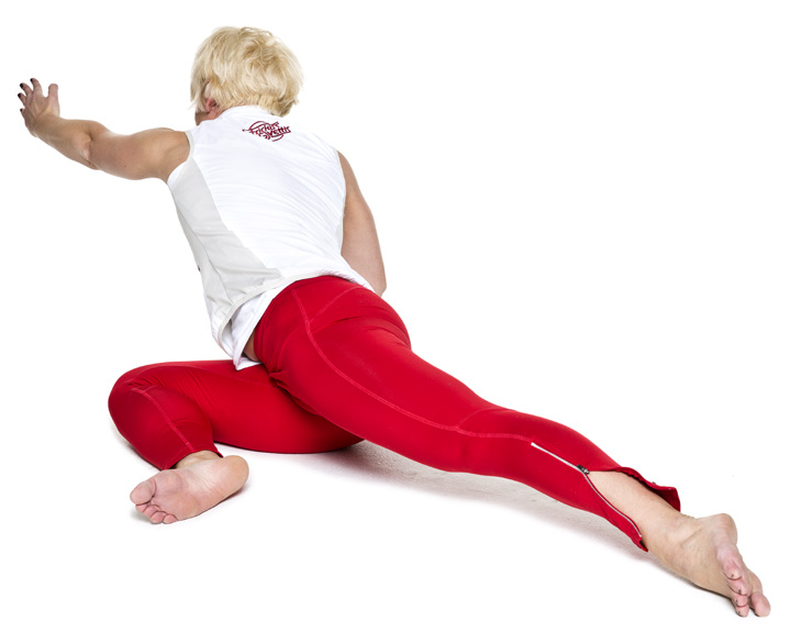 Flex 3 Sittande till höft öppning med rotation Börja i sittande ställning, pressa sittbensknölarna mot golvet och sträck upp ryggen. Ta tag runt ena knät och dra det bakåt så mycket som möjligt.