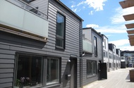 Antal lägenheter 62st Bruttoarea 4500m2 Bruttovolym 13100m3 Påbyggnad radhus & nyb. flerb.