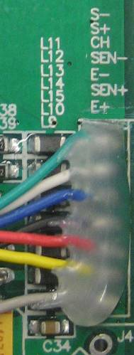 11.3 Anslutning av plattformen Koppla displayen ifrån elnätet. Dra in lastcellens kabel till displayen genom kabelgenomföringen.