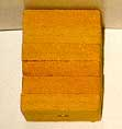 Fullskaleförsök av brand i ett rum med boendesprinkler 9 2.2 Antändningskällan Antändningskällan bestod av träfiberskivor av typen trätex som sågades till i 6x6 cm bitar.