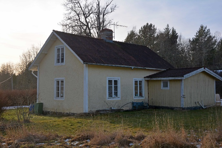 Söderköping Finnö 3:2 del av Fritidsbostad Äldre 1-1/2 plans byggnad med grundstomme från år 1880. Torpargrund. Renoverat och tillbyggt med badrum och hall i mitten av 90-talet.