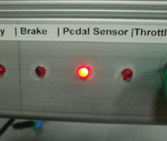 3.5.4 Test av vevparti / pedalsensor Kabel under vevpartiet Drag ur den från ramen Dra isär kablarna Anslut testboxen Dra runt pedalerna ett varv Kontrollera avstånd Avståndet mellan sensor och disk